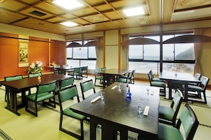Khu vực ăn uống trong ryokan