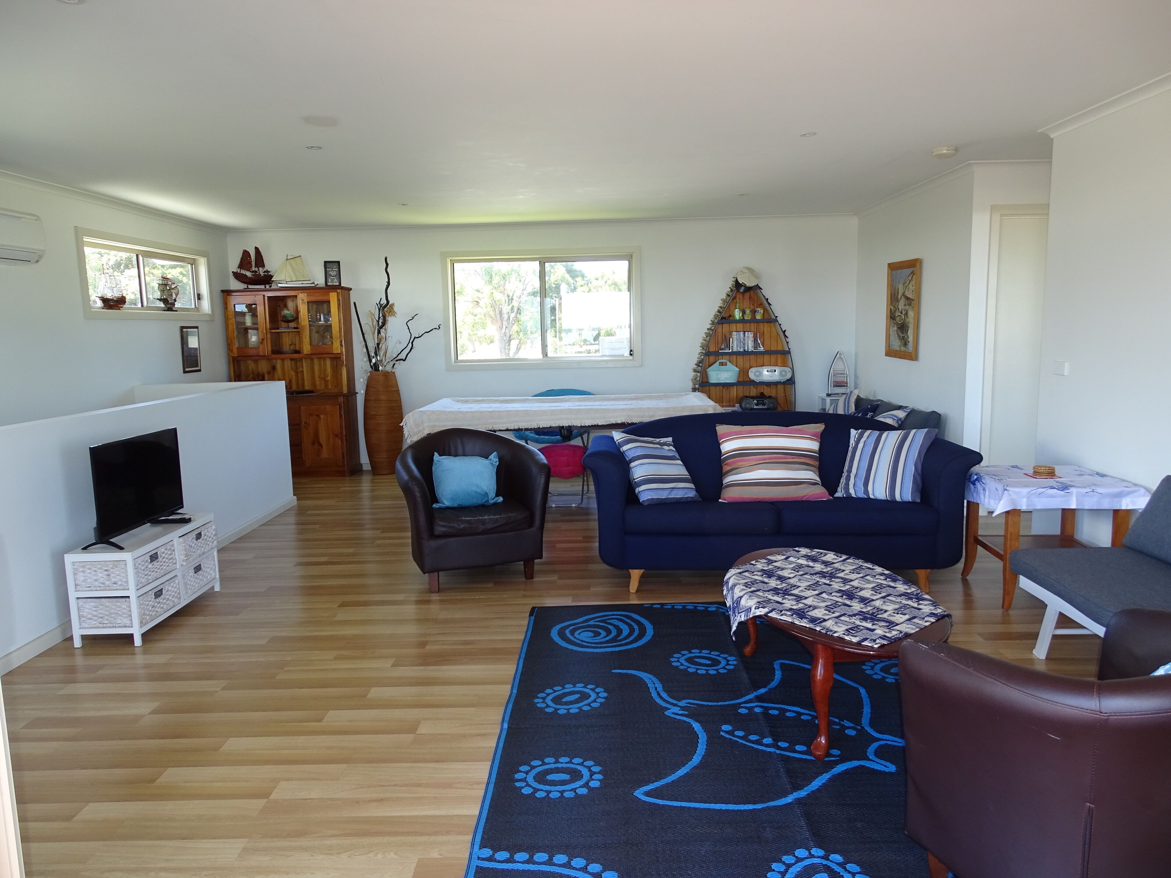 Een televisie en een dvd-speler