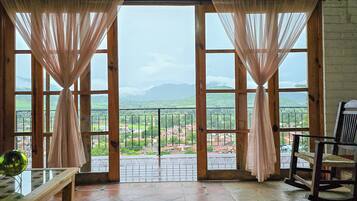 Habitación cuádruple Deluxe, balcón, vista a la montaña | Wifi gratis