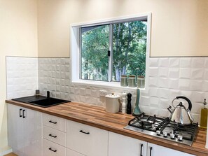 Fridge, stovetop, electric kettle, toaster - Casa Verde | Off-grid hideaway Agnes Water & 1770 (Captain Creek)