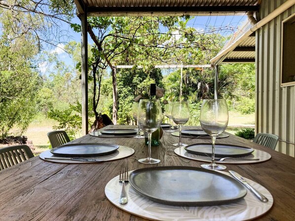 Outdoor dining - Casa Verde | Off-grid hideaway Agnes Water & 1770 (Captain Creek)