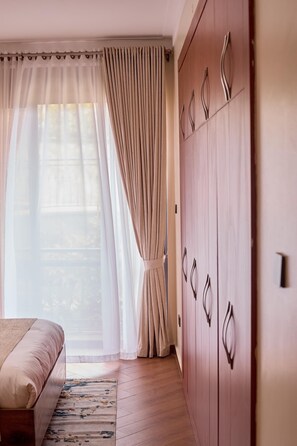 Apartament, vistes al turó | 2 dormitoris, caixa forta a l'habitació i escriptori