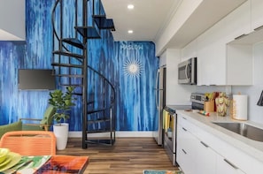 Een koelkast, een microgolfoven, een oven, een kookplaat