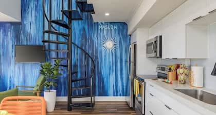 Luxury 2 story condo with 2 bedrooms and 2 balconies in tranquil Melbourne