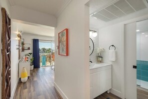 Interior - Luxury 2 story condo with 2 bedrooms and 2 balconies in tranquil Melbourne (Melbourne)
