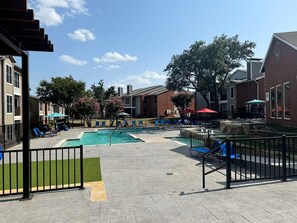 Una piscina al aire libre