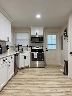 Fridge, microwave, oven, stovetop - Convenient cozy stylish 2-bedroom townhome-Mins to downtown and attractions (Nashville)