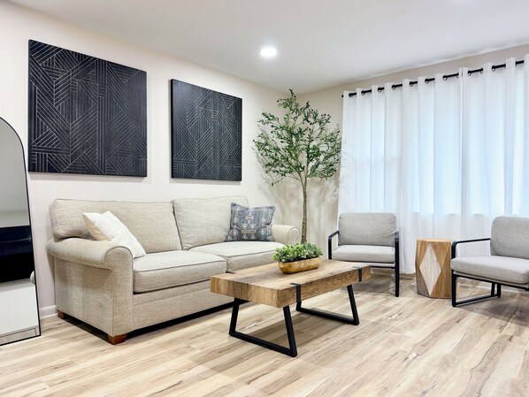 Smart TV - Convenient cozy stylish 2-bedroom townhome-Mins to downtown and attractions (Nashville)