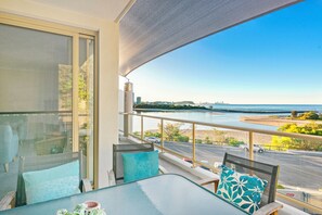 Outdoor dining - 3 Bdrm 2 Bath Apartments with Spectacular Views (Gold Coast)