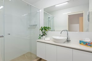 Dusche, Haartrockner, HandtĂŒcher