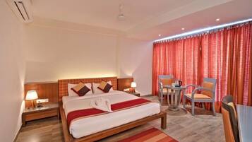 Habitación Deluxe doble, vistas a la piscina | Wifi gratis