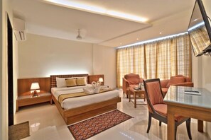 Luxury-Zimmer, Poolblick | 1 Schlafzimmer, kostenloses WLAN
