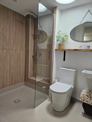 Douche, serviettes fournies, savon, papier toilette