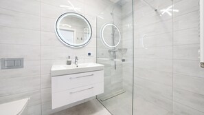 Căn hộ (17) | Phòng tắm | Buồng tắm vòi sen, khăn tắm 