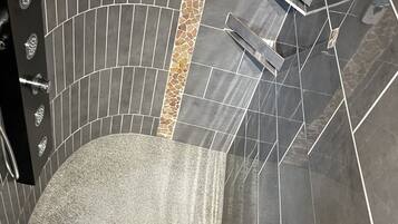 SĂšche-cheveux, serviettes fournies, savon, papier toilette
