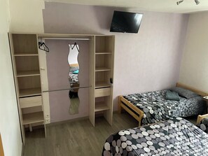 5 bedrooms, desk, iron/ironing board, free WiFi