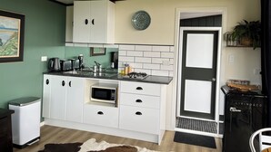 Wasserkocher mit Kaffee-/Teezubehör, Kühlschrank, Mikrowelle