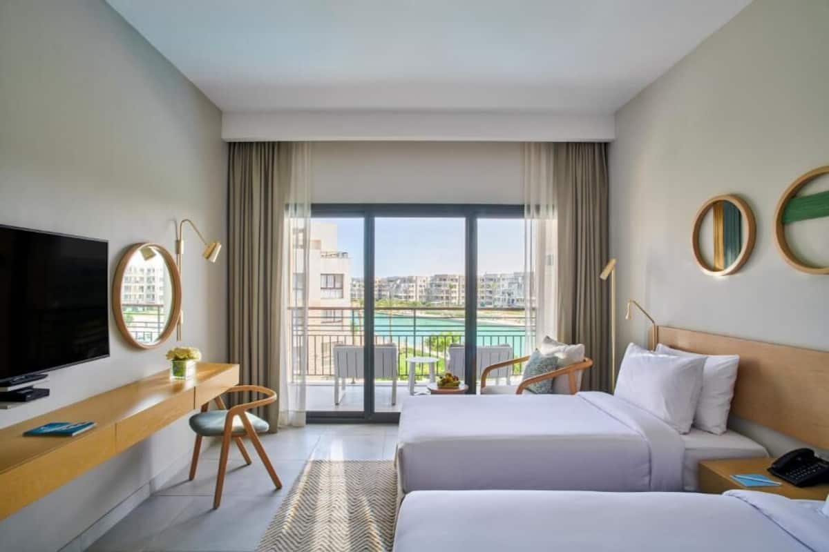 Superior Room Lake view | Seprai premium, minibar gratis, brankas, dan meja kerja