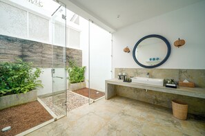 Chuveiro, toalhas de banho, sabonete, shampoo