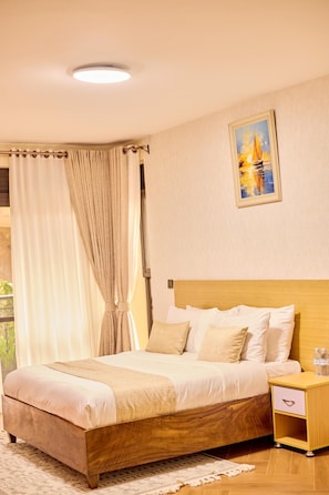 Apartamento clásico, vistas a la colina | 2 dormitorios, escritorio, espacio para trabajar con un portátil