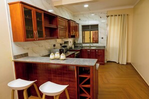 Apartamento clásico, vistas a la colina | Servicio de comidas en la habitación