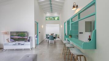 Una Smart TV, videojuegos, libros, un reproductor estéreo