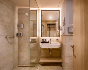 Shower, rainfall showerhead, hair dryer, towels - Marassi Boutique Hotel-Marina 2 (El Alamein)