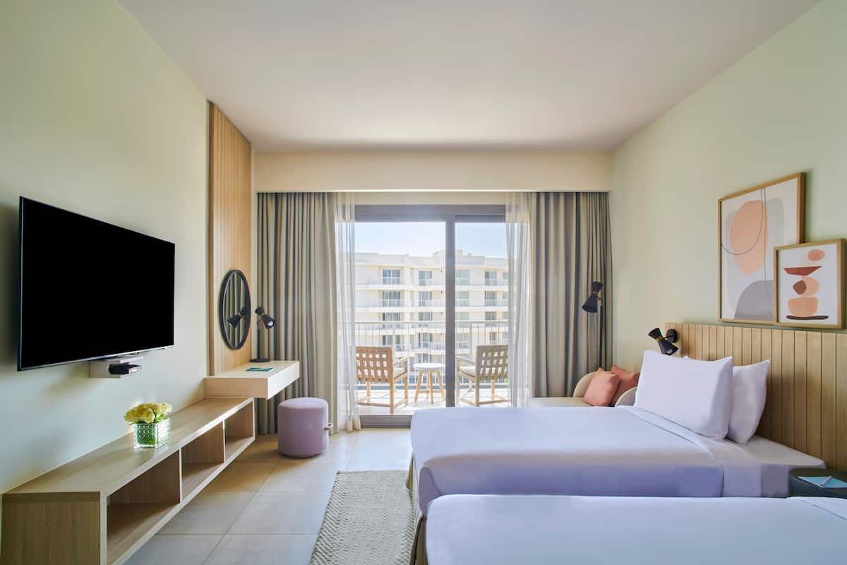 Deluxe Room Marassi View | Peralatan tempat tidur premium, bar mini percuma, peti besi dalam bilik