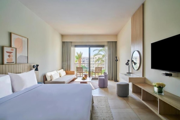 Executive Room Pool View | Peralatan tempat tidur premium, bar mini percuma, peti besi dalam bilik
