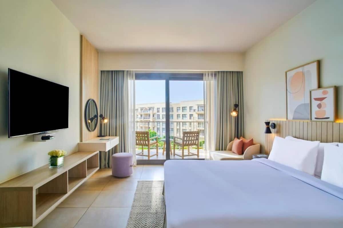 Executive Room Pool View | Hochwertige Bettwaren, kostenlose Minibar, Zimmersafe, Schreibtisch