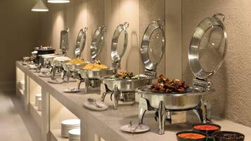 Colazione a buffet, servita tutte le mattine (85000 IDR a persona)