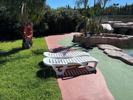 Una piscina al aire libre de temporada