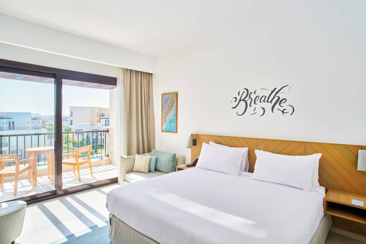 Premium bedding, free minibar, in-room safe, desk