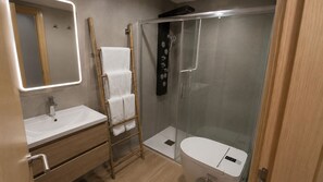 Habitación doble, vistas a la ciudad | Baño | Ducha, artículos de higiene personal ecológicos y secador de pelo