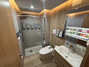 Een douche, een hydromassagedouche,  milieuvriendelijk toiletgerief