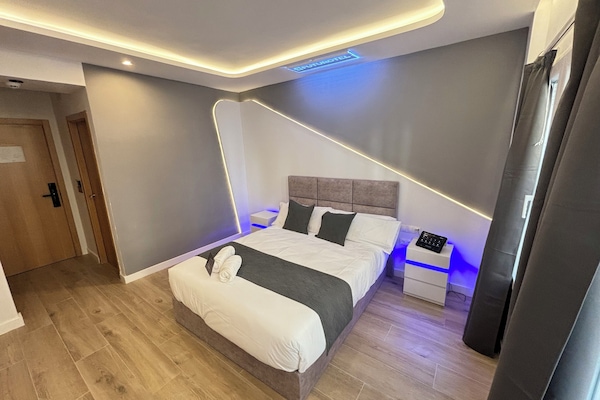 Habitació doble Deluxe, balcó, vistes a la ciutat | Cobrellits i matalassos d'escuma viscoelàstica