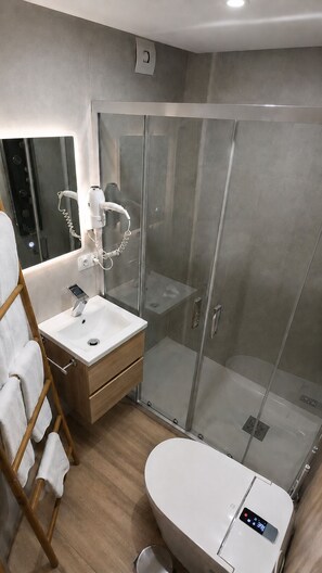 Shower, eco-friendly toiletries, hair dryer, towels - Casa Violeta by Blossom Hotels. (Granada)