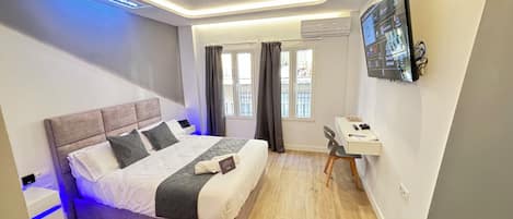 Habitación Deluxe doble, balcón, vistas a la ciudad | Edredones de plumas, colchones viscoelásticos, sistema de insonorización