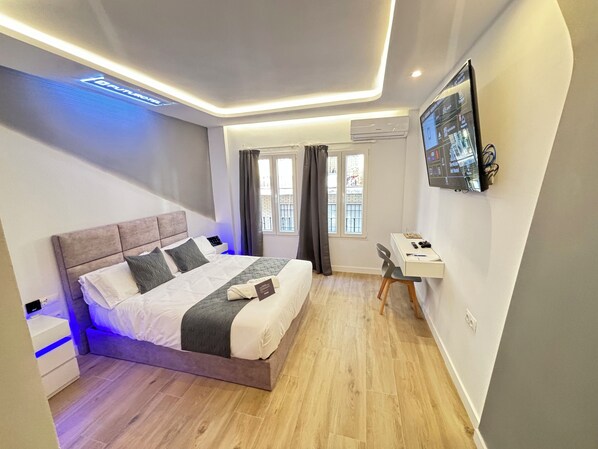 Deluxe tweepersoonskamer, balkon, uitzicht op de stad | Donsdekens, bedden met traagschuimmatrassen, geluiddichte muren