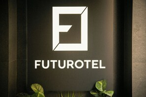 A sign with the logo and name "FUTUROTEL" on a dark background. - Futurotel Sevilla (Seville)