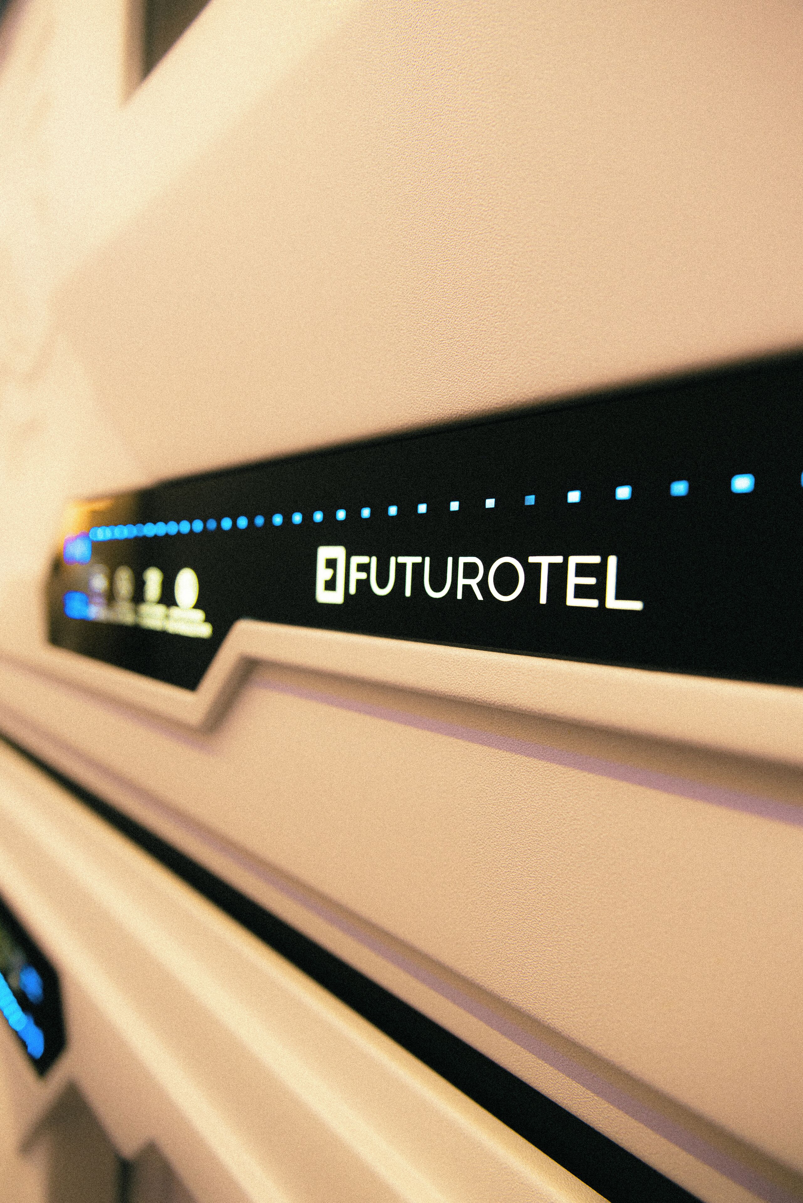 Ein Detailaufnahme des FUTUROTEL-Schildes an einer Wand, das den Namen des Hotels angibt.