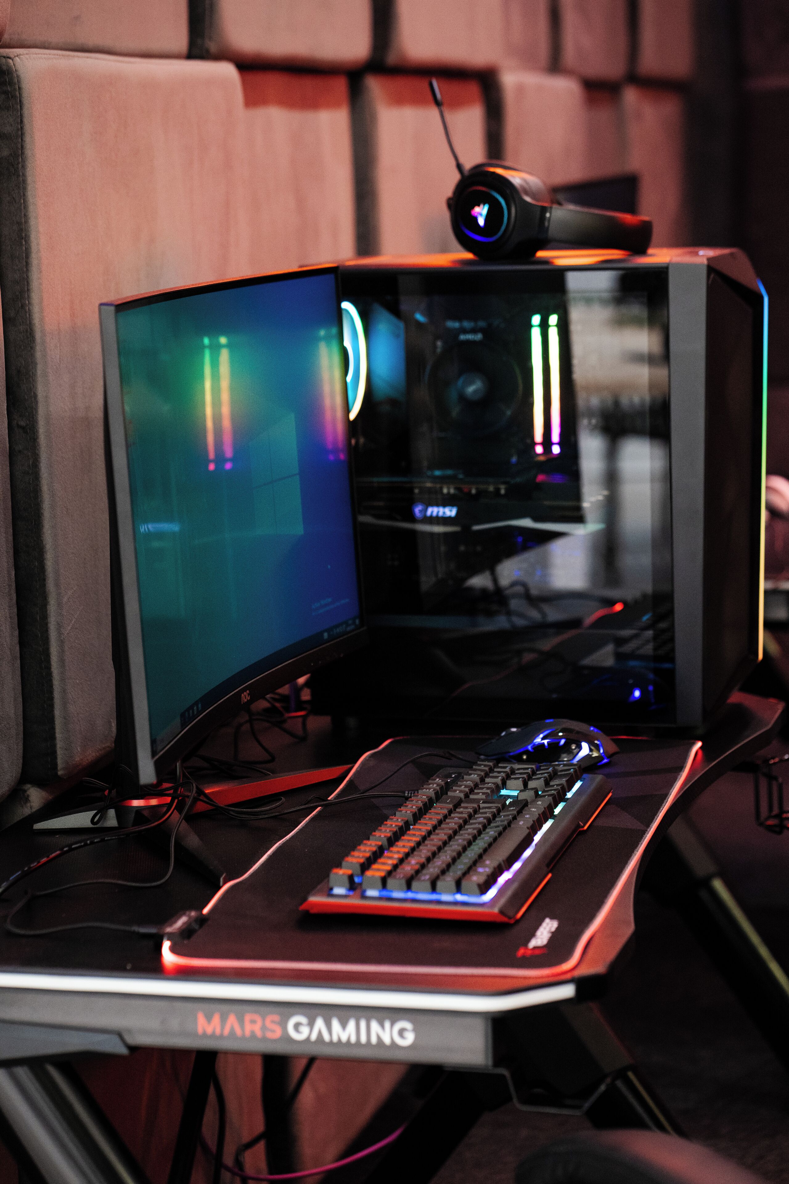 Un ordinateur de jeu installé sur un bureau de la marque Mars Gaming, avec un clavier et une souris.
