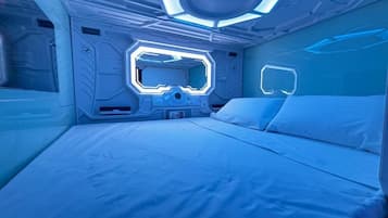 Hytte (Capsule) | Premium-sengetøj, dundyner, senge med madrasser af memory foam, minibar