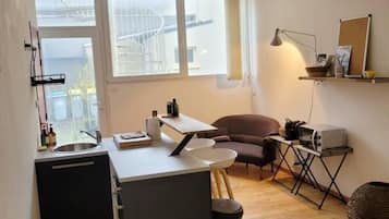 Refrigerador, microondas, parrilla de estufa y cafetera y tetera