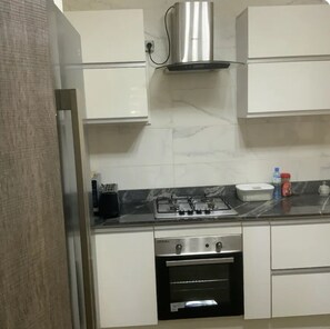 Fridge, microwave, oven, stovetop - Elegant Apartment in Ouakam, with 24/7 Security & Pool, with underground parking (Dakar)