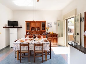 House, 2 Bedrooms, Smoking | Dining