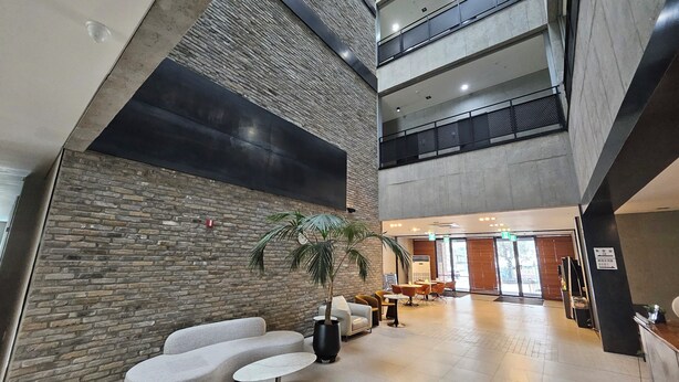 A spacious lobby with a high ceiling, a seating area with sofas and a coffee table, and a large potted plant. - Withland Hotel Pyeongchang (Pyeongchang)