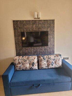 Apartment, 1 Bedroom, Balcony, Garden View | Living area