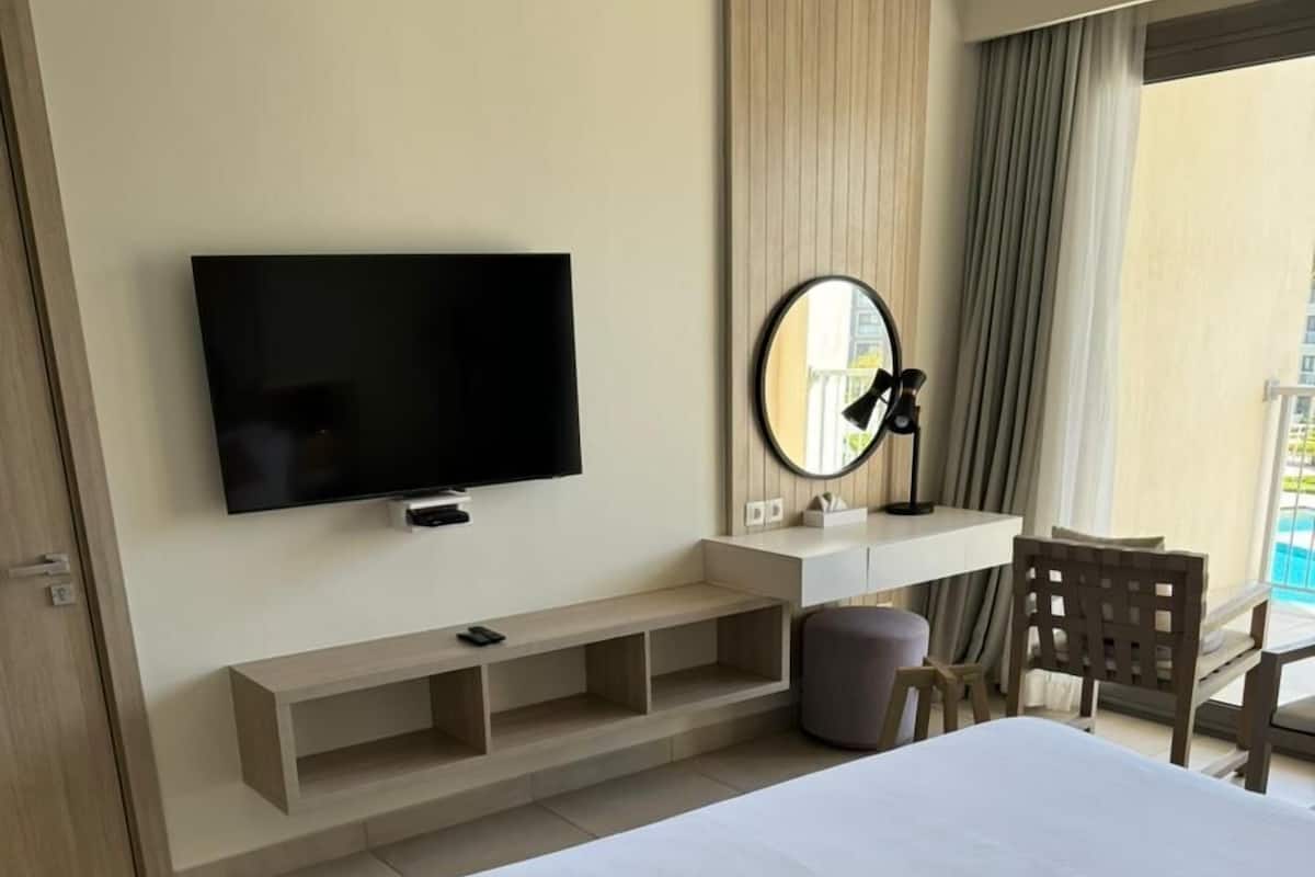 Superior Room Golf View | Een minibar, een kluis op de kamer, een bureau