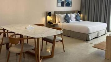 Junior Suite Golf View | Minibar, Zimmersafe, Schreibtisch, Bügeleisen/Bügelbrett